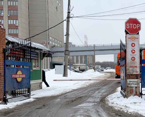 Въезд на автомобиле с ул. Пермская Въезд на автомобиле с ул. Пермская
